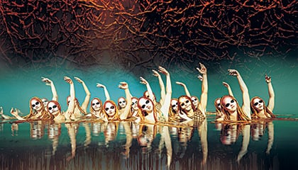 Synchronized swimming du spectacle «O» du Cirque du Soleil