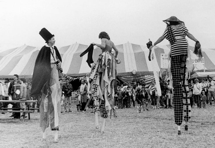 Performer on stilt