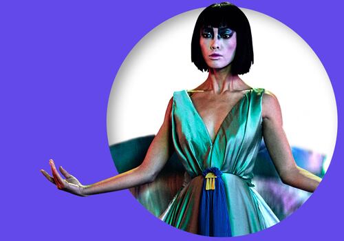Un personnage dans une robe bleu turquoise