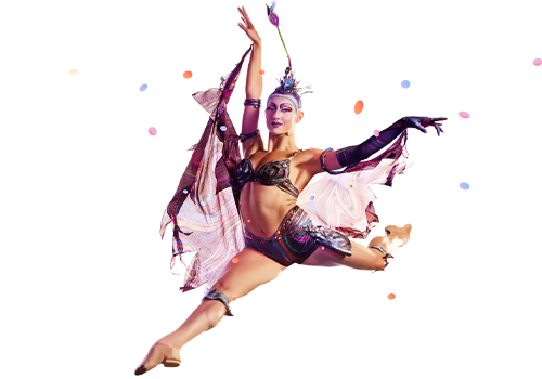 Bailarina acrobatica de circo en salto con piernas abiertas con disfraz de mariposa en espectaculo en vivo