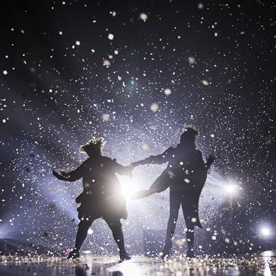 Los dos payasos de Alegría durante el icónico acto de tormenta de nieve - Alegría Cirque du Soleil