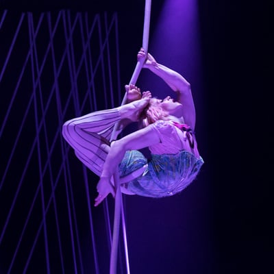 La intérprete de corde lisa se toca la cabeza con los pies - Bazzar Cirque du Soleil