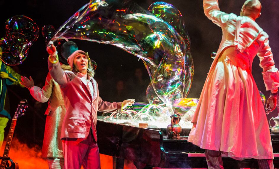 Dos artistas hacen burbujas con jabón que sale de un piano - The Beatles Love Cirque du Soleil