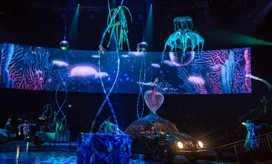 Una creación visual que representa animales acuáticos llena el aire frente a un fondo submarino - The Beatles Love Cirque du Soleil