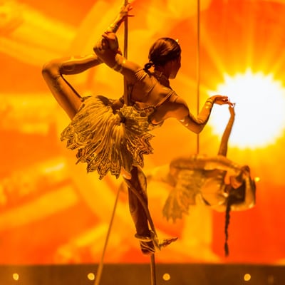 De gracieux acrobates aériens atteignent de nouveaux sommets devant un coucher de soleil - Love Beatles Las Vegas