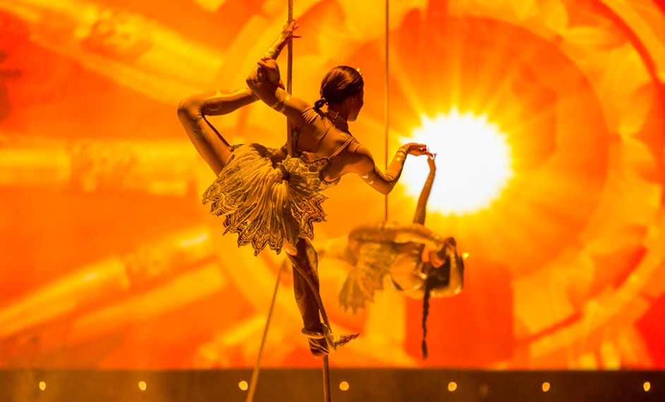 Graciosos trapecistas se elevan a nuevas alturas frente a una puesta de sol - The Beatles Love Cirque du Soleil