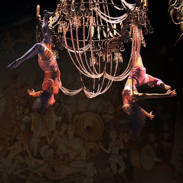The aerial acrobatics act on chandeliers from Corteo