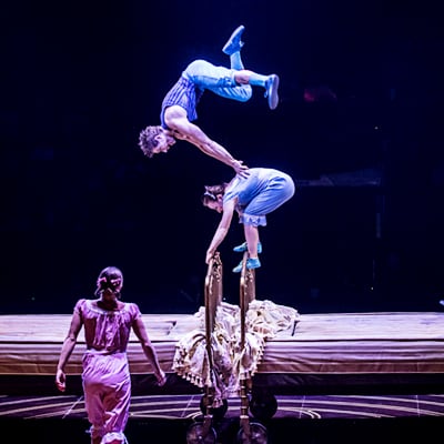 Des artistes font des acrobaties sur des lits démesurés - Corteo Cirque du Soleil