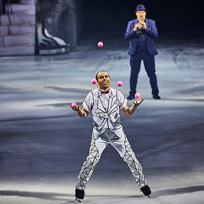 El artista patina sobre hielo mientras hace malabarismos con cinco bolas rosas - Crystal Cirque du Soleil