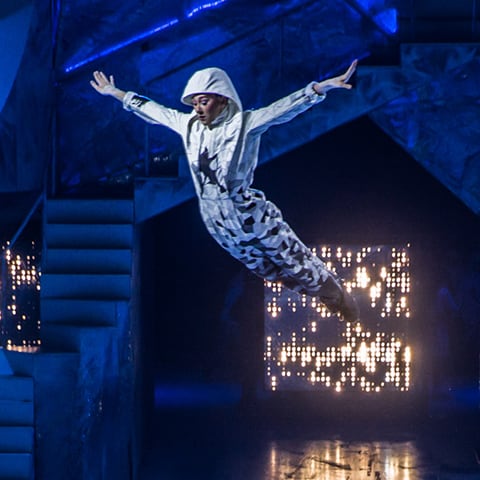 The Crystal show Tempête act, where acrobatics and ice skating combine
