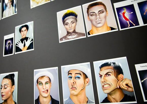 Los borradores de los maquillajes de los artistas cuelgan en una pared negra - Drawn to Life Cirque du Soleil