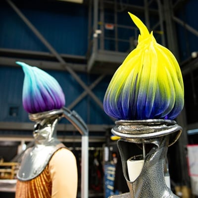 Dos disfraces con forma de cepillo son cargados por maniquíes de plástico - Drawn to Life Cirque du Soleil