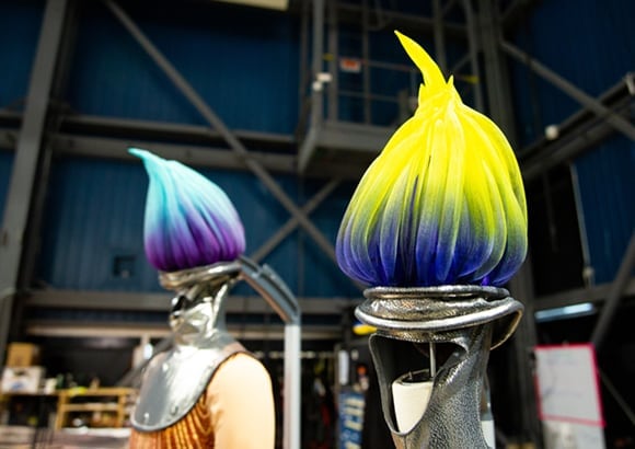 Deux costumes aux allures de pinceaux sont portés par des mannequins en plastique - Cirque du Soleil Disney