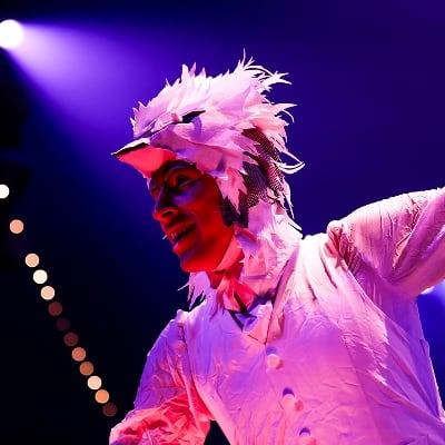 Hombre vestido de pájaro en el espectáculo ECHO