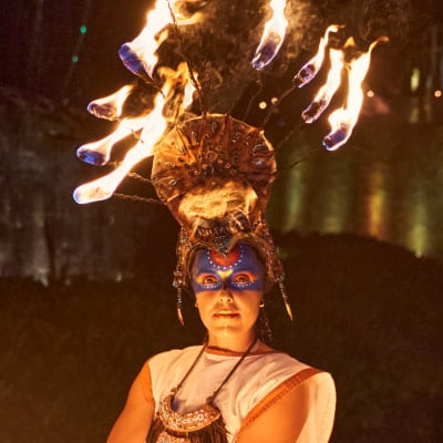 Un numéro avec du feu, à l'extérieur du théâtre Vidanta à Riviera Maya - Cirque du Soleil Joyà