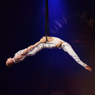 Spectacle of spiritists masters hanging from a harness at Cirque du Soleil Joyà