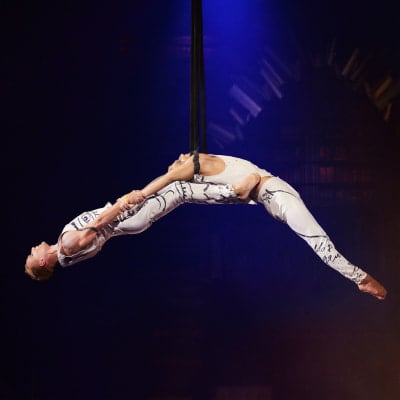 Espectáculo de maestros espiritistas colgando de un arnes en Cirque du Soleil Joyà