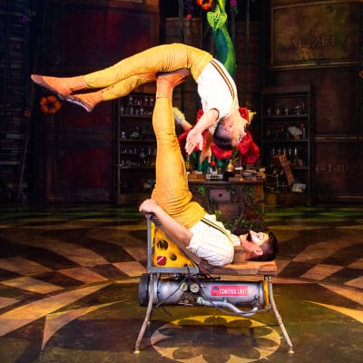 Armchair acrobats, spinning on their own axis, Riviera Maya - Cirque du Soleil Joyà