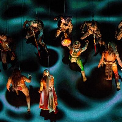 Artists simulate a battle in a vertical choreography and are moving on a wall - Kà Cirque du Soleil