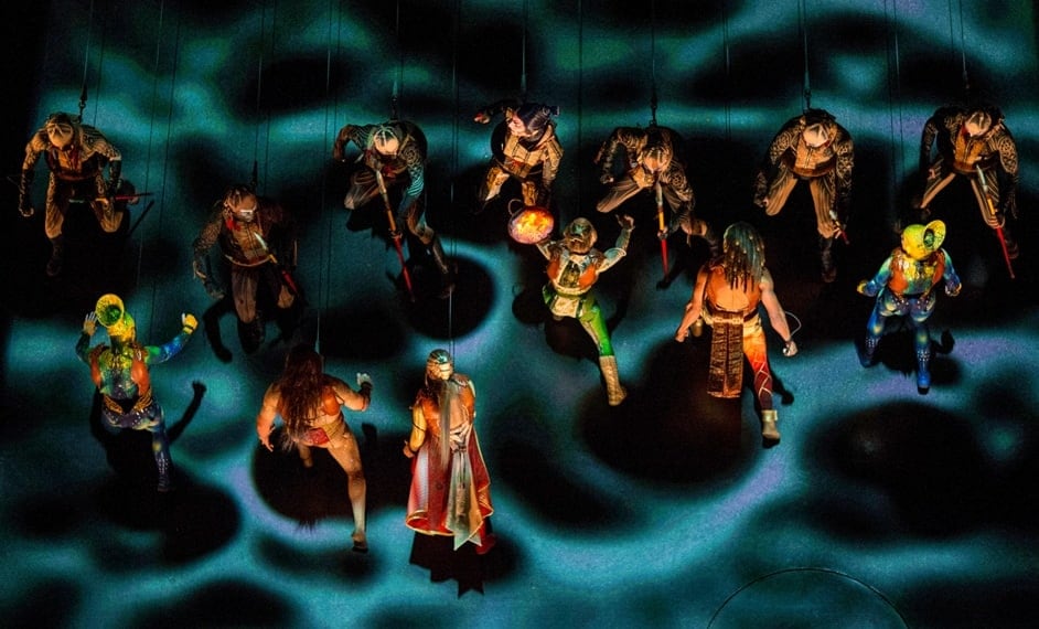 Artists simulate a battle in a vertical choreography and are moving on a wall - Kà Cirque du Soleil
