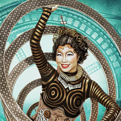 Klara qui utilise sa jupe à cerceaux pour capter des ondes dans le spectacle KURIOS
