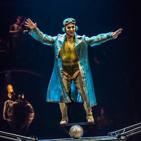Le numéro de Rola Bola du spectacle KURIOS