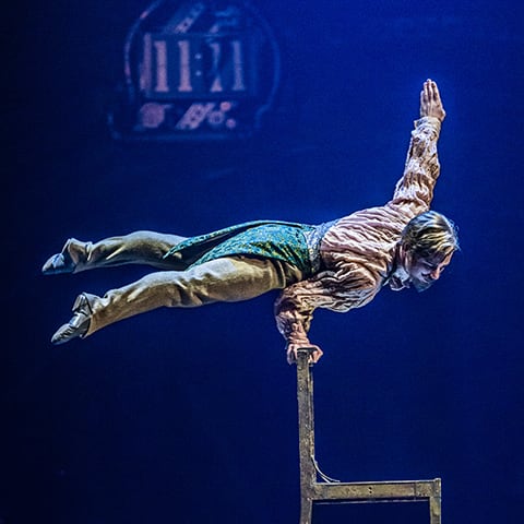 Le numéro du Monde inversé du spectacle KURIOS