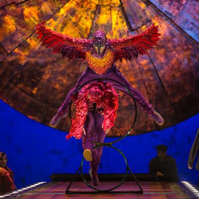 Human looking birds perform hoop diving on treadmills - Cirque du Soleil