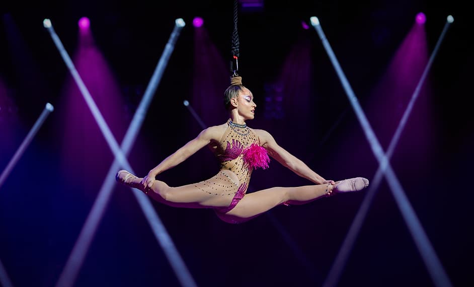 La mujer se abre de piernas y se ata en el aire por los cabellos - Mad Apple Cirque du Soleil