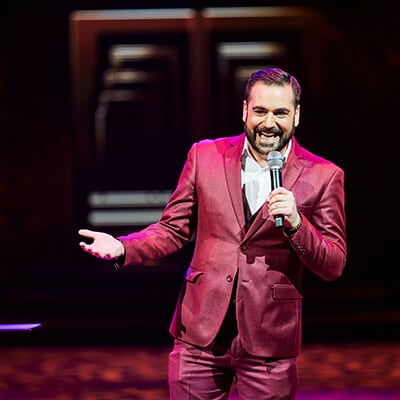 Un comédien effectue un stand-up sur scène - Mad Apple New York New York spectacle à Las Vegas