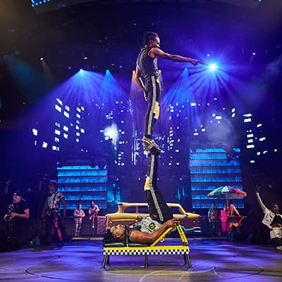 Deux acrobates accomplissent des jeux icariens - Mad Apple Las Vegas New York New York Spectacle à Las Vegas