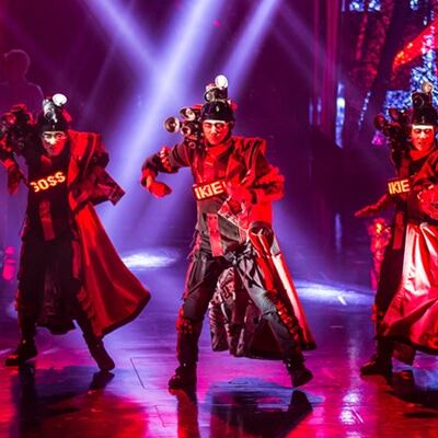 Tres artistas bailando con chaquetas rojas de thriller - Michael Jackson One