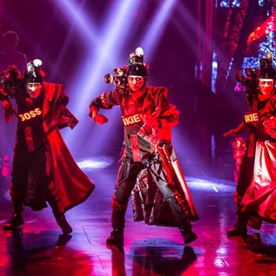 Trois artistes dansent dans des vestes rouges de thriller - Michael Jackson Cirque du Soleil
