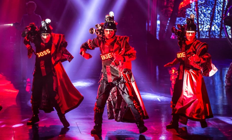 Tres artistas bailando con chaquetas rojas de thriller - Michael Jackson One