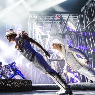 Dos bailarines vestidos de blanco haciendo el movimiento de baile antigravedad - Cirque du Soleil Michael Jackson