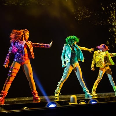 Cuatro artistas vestidos con coloridas chaquetas bailan coordinados - espectáculo Michael Jackson Las Vegas