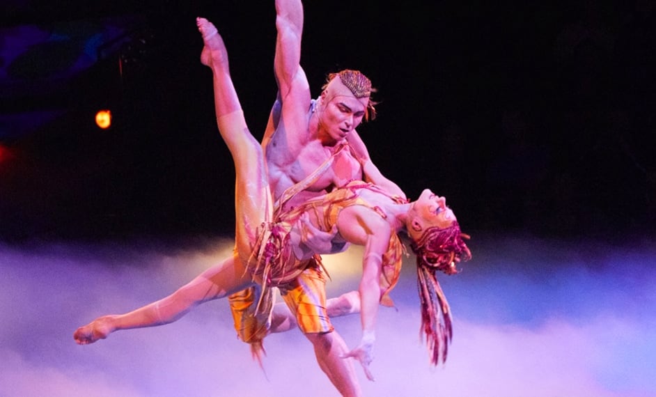 Los acróbatas se elevan con gracia sobre el escenario en un elegante acto de dúo de correas aéreas -Cirque du Soleil Mystère