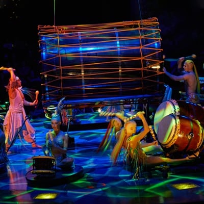 Los artistas están tocando música usando tambores Taiko y otras percusiones - Cirque du Soleil Las Vegas Mystère