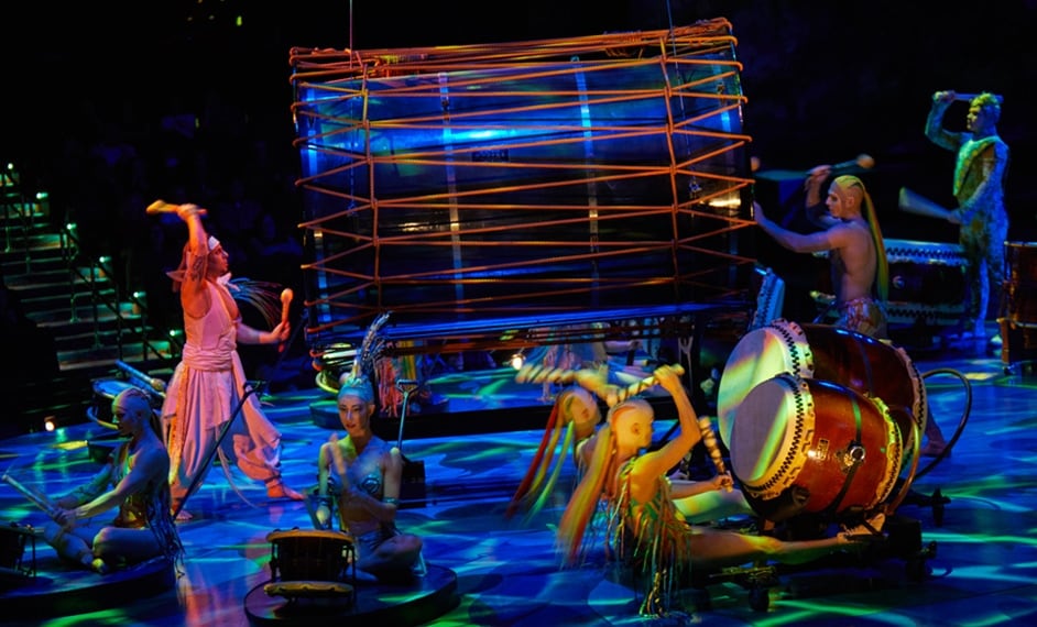 Los artistas están tocando música usando tambores Taiko y otras percusiones - Cirque du Soleil Las Vegas Mystère