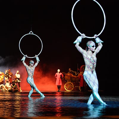 Des acrobates de cerceaux aériens dansent au-dessus de l'eau couvrant la scène - Cirque du Soleil Las Vegas