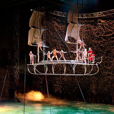 Un barco espectral flota sobre el escenario cubierto de agua - O Cirque du Soleil Las Vegas