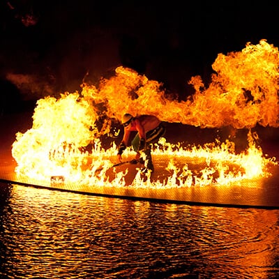 L'artiste s'entoure de feu pendant un numéro - spectacle O Las Vegas