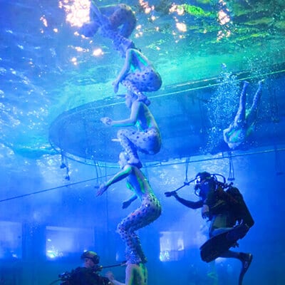 Los nadadores sincronizados de O se paran uno encima del otro bajo el agua - O Cirque du Soleil Las Vegas
