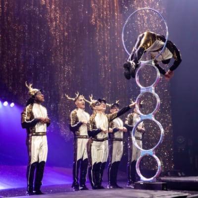 Artistas vestidos como los renos de Papá Noel realizan un acto de salto de aro - Twas The Night Before Cirque du Soleil