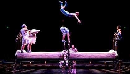 Numéro du tramp-lit du spectacle CORTEO du Cirque du Soleil
