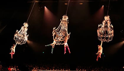 Numéro du chandelier du spectacle CORTEO du Cirque du Soleil