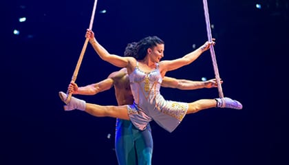 Numéro duo straps du spectacle CORTEO du Cirque du Soleil
