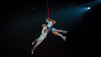 Numéro Ballroom aerial straps du spectacle Crystal du Cirque du Soleil