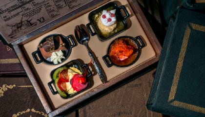 Plateau de desserts offert dans l'Expérience VIP du spectacle JOYÀ