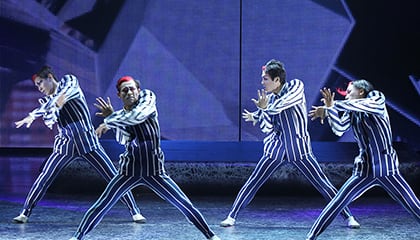 Smooth Criminal du spectacle Michael Jackson One du Cirque du Soleil